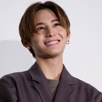 山田涼介のキュートなスマイル!『記憶屋 あなたを忘れない』公開記念舞台あいさつ