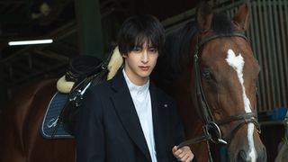 大人の表情…「伊藤あさひカレンダー2020.04-2021.03」