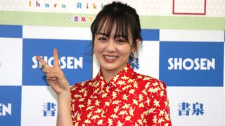 伊原六花、花柄ワンピースが素敵!カレンダー発売記念イベント