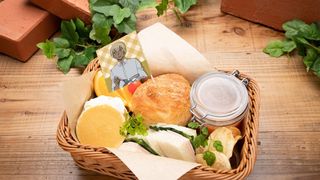 安室透特製！喫茶ポアロバスケットも！「名探偵コナンカフェ2020」メニュー＆グッズ