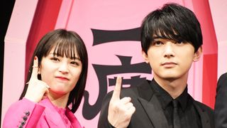 広瀬すず&吉沢亮、ポーズ決める!映画『一度死んでみた』完成披露ミサ