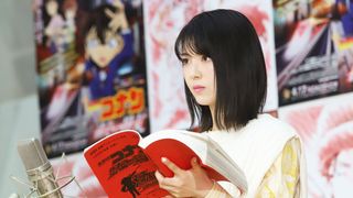 浜辺美波、真剣な表情も美しい!映画『名探偵コナン 緋色の弾丸』公開アフレコイベント