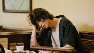山崎賢人の憂いを含んだ横顔…『劇場』場面カット