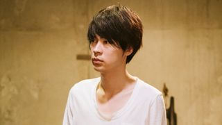 成田凌の鎖骨も際立つ…大倉忠義と共演『窮鼠はチーズの夢を見る』場面カット