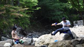 はしゃぐ佐野勇斗&鈴木伸之!ドラマ「俺たちはあぶなくない~クールにさぼる刑事たち」第3話場面カット