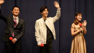 岩田剛典、人気俳優役で笑顔を振りまく!映画『空に住む』場面カット