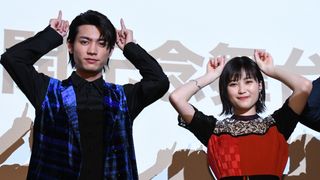 井頭愛海＆板垣瑞生、かわいくポーズ！