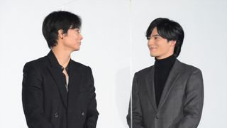 綾野剛&岡田健史、見つめ合う…ラブラブモード全開(計13枚)