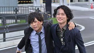 不破と迅が肩を組む…!『劇場版 仮面ライダーゼロワン REAL×TIME』新場面カット
