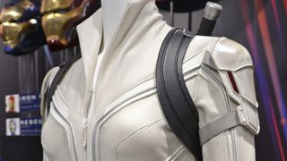 これがナターシャのホワイトスーツ!「マーベル・オールスターズ」展示品