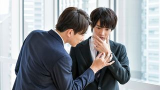 安達の手に触れる黒沢 ドラマ「30歳まで童貞だと魔法使いになれるらしい」第9話場面カット