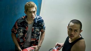 町田啓太、金髪&ヒゲ姿で険しい表情!「今際の国のアリス」場面カット