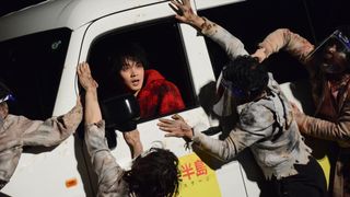 逃げ場なし!磯村勇斗、ゾンビの大群に襲撃される