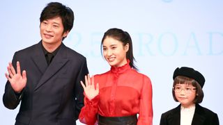 土屋太鳳、真っ赤なフリルドレス姿が美しい!『哀愁しんでれら』完成報告会