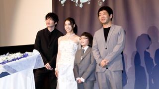土屋太鳳、美しい純白ドレス姿!『哀愁しんでれら』初日舞台あいさつ
