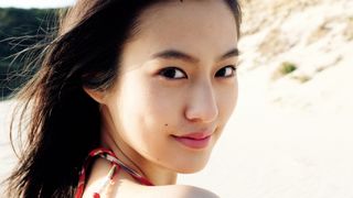 「全裸監督 シーズン2」ヒロインの恒松祐里、1st写真集で肩出しショット!