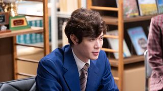 追加インタビューに臨む…「ちむどんどん」第40回の場面写真