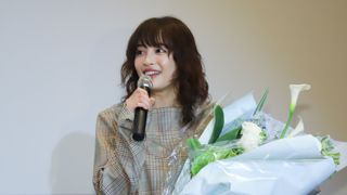 広瀬すずをサプライズでお祝い!李相日監督から花束