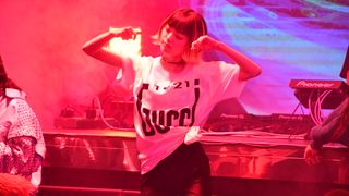 踊り狂う平手友梨奈も！「六本木クラス」初回場面写真