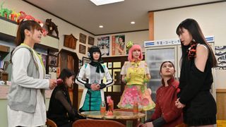 「仮面ライダージャンヌ&仮面ライダーアギレラ」しあわせ湯に歴代女性キャラ集結!
