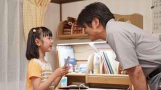 舞にある写真を見せる父・浩太…「舞いあがれ!」第12回の場面写真