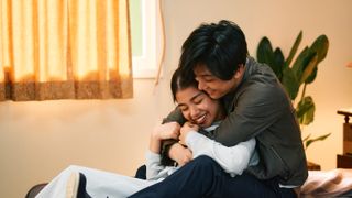 吉沢亮のバックハグ！『ファミリア』アツアツ場面写真4点