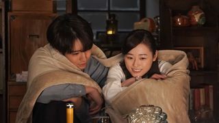 毛布にくるまる貴司&舞…「舞いあがれ!」第109回の場面写真