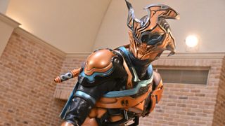 仮面ライダーハッタリに異変が…「仮面ライダータイクーン meets 仮面ライダーシノビ」場面写真