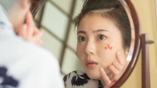 鏡をのぞく寿恵子…「らんまん」第34回の場面写真