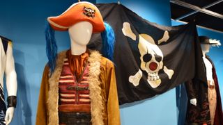 実写版「ONE PIECE」バギー、ミホークらの実物衣装が展示！「SHIBUYA GRAND LINE STORE」内覧会