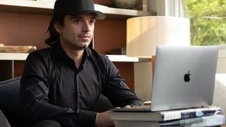 セバスチャン・スタンが投資アプリ「ロビンフッド」創業者役!『Dumb Money』場面写真