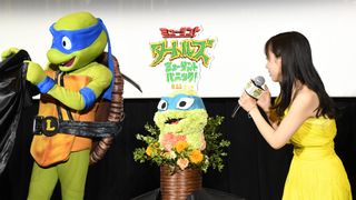 26歳になった齊藤京子にサプライズ!タートルズからフラワーアレンジメントのプレゼント
