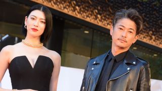 『ナックルガール』三吉彩花＆窪塚洋介らレッドカーペットに！全身も