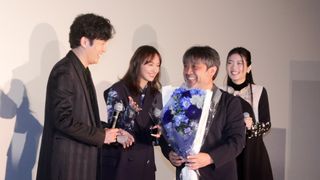 稲垣吾郎、新垣結衣ら『正欲』最優秀監督賞受賞の岸監督を祝福！