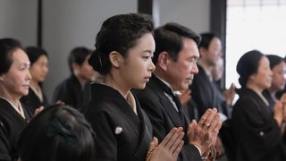 トミ(小雪)の遺影に…「ブギウギ」第104回の場面写真