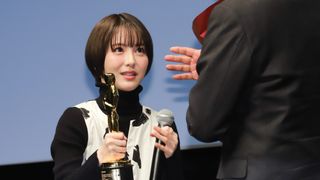 オスカー像を持つ浜辺美波!『ゴジラ-1.0』アカデミー賞受賞記者会見