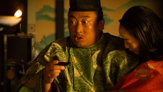 「光る君へ」道隆の横暴に愚痴るロバート秋山・実資　第14回場面写真