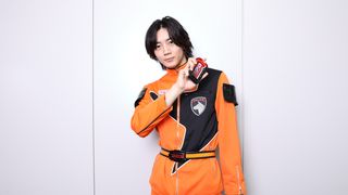 『デカレンジャー20th』長妻怜央、クールな決めポーズ＆無邪気な笑顔も！インタビュー撮り下ろしカット