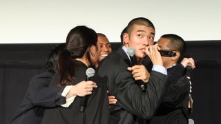 キャスト陣が監督に感謝のハグ！映画『HAPPYEND』公開記念舞台あいさつ