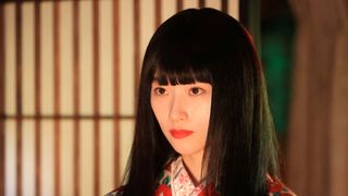 朝ドラ怪演話題の片岡凜が人形のような少女に…「嘘解きレトリック」人形殺人事件編・場面写真