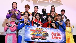 2大スーパー戦隊が役衣装で集結!『ブンブンジャーVSキングオージャー』完成披露舞台あいさつ