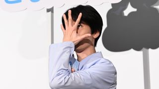 萩原利久が大きな手で顔を隠す…映画『今日の空が一番好き、とまだ言えない僕は』公開記念舞台あいさつ