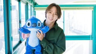 Travis Japan中村海人、松田元太に続きディズニー声優に!『リロ&スティッチ』ぬいぐるみスティッチと2ショット
