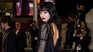 小松菜奈、シースルーの美麗ドレスで美背中披露 二宮和也とカンヌ映画祭レッドカーペットデビュー(10枚)