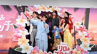 『リロ&スティッチ』山寺宏一、MOMONA、中村海人ら声優陣で自撮り!完成披露試写会