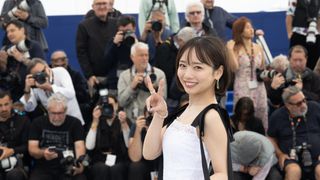 齊藤京子、美ドレスでカンヌ映画祭フォトコールに登場!海外のカメラマンを魅了