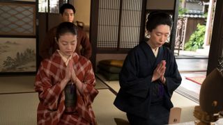 弔問するのぶ（今田美桜）と羽多子（江口のりこ）…「あんぱん」第9週「絶望の隣は希望」第42回