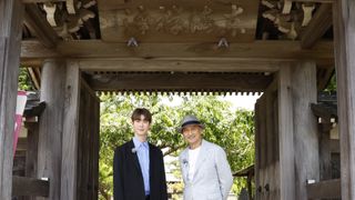 渡辺謙＆宮沢氷魚“親子”が「べらぼう」ゆかりの地・平田寺へ