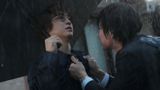 極限状態での大雨対峙シーン!綾野剛VS亀梨和也『でっちあげ ~殺人教師と呼ばれた男』メイキング&場面写真