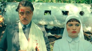 傷だらけのベニチオ・デル・トロが…『ザ・ザ・コルダのフェニキア計画』場面写真9点